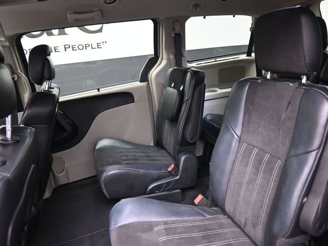 Used 2014 Chrysler Town & Country Touring-L image 21