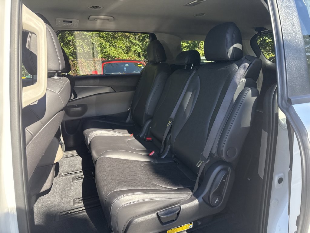 Used 2025 Kia Carnival FWD image 24