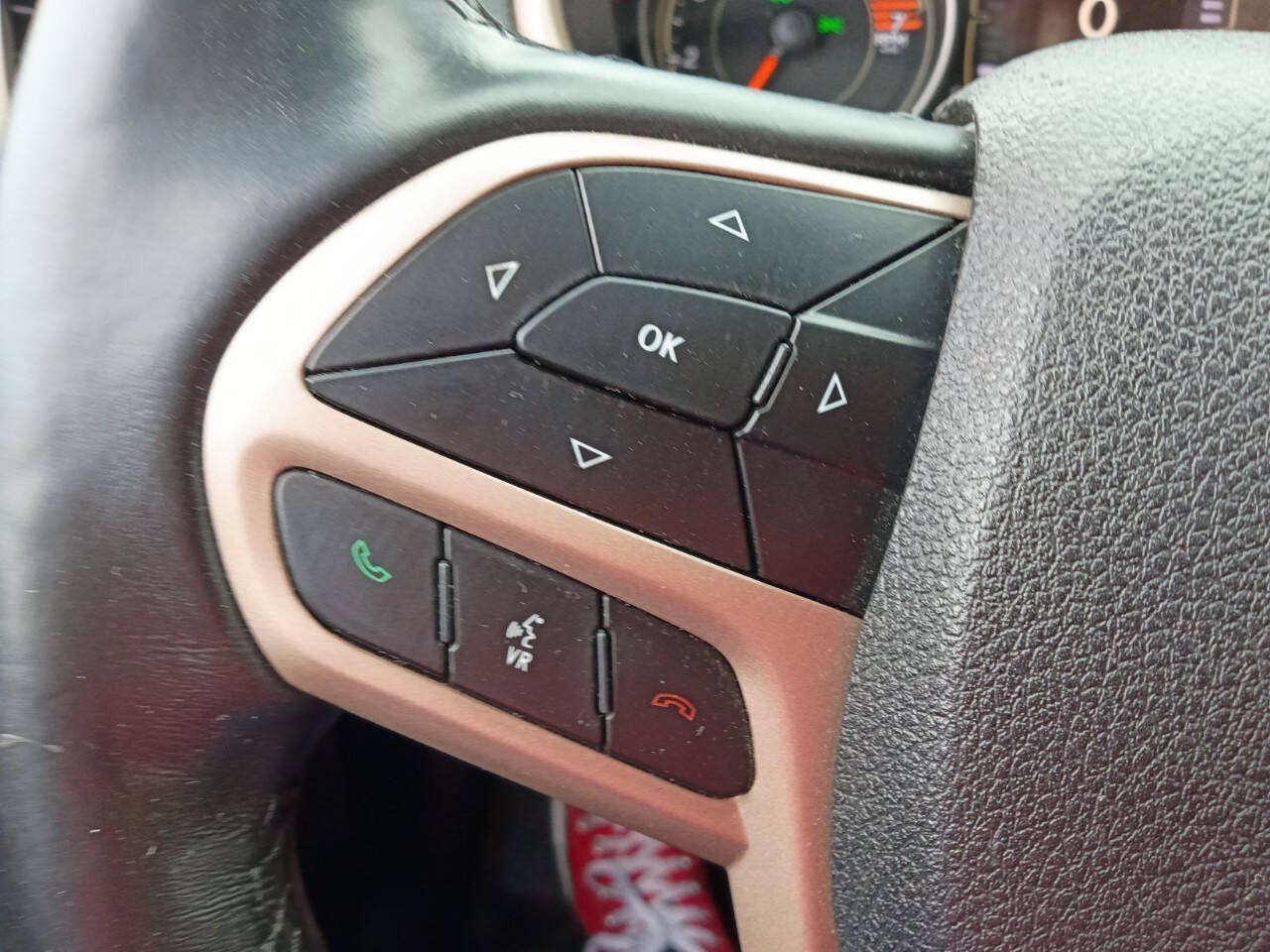 Used 2018 Jeep Cherokee Latitude w/ Cold Weather Group AWD/4WD image 18