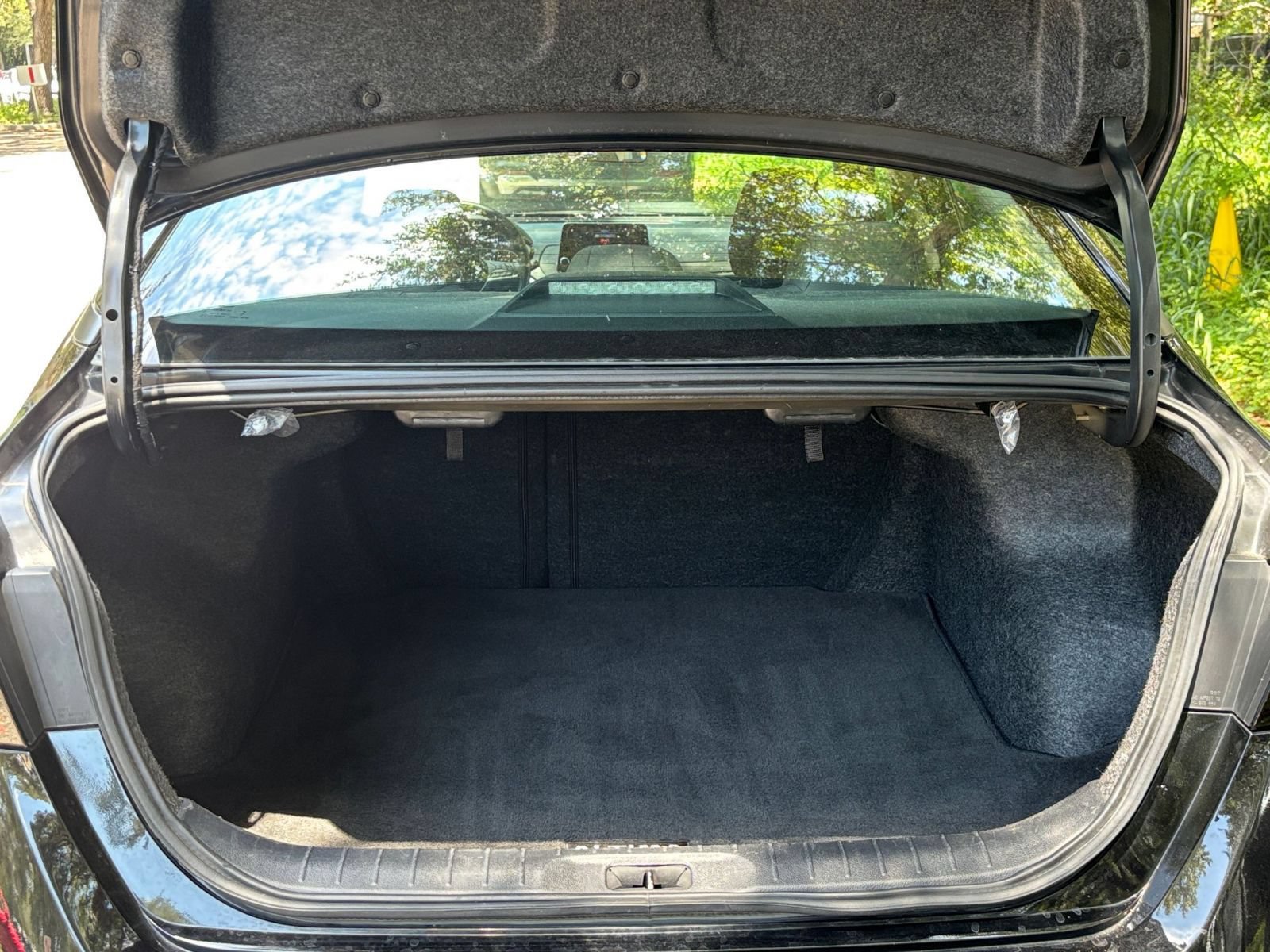 Used 2025 Nissan Altima 2.5 SV FWD image 31