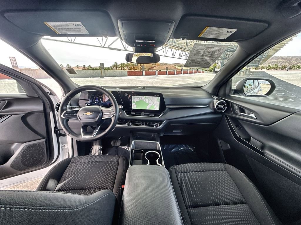Used 2025 Chevrolet Equinox LT FWD image 12