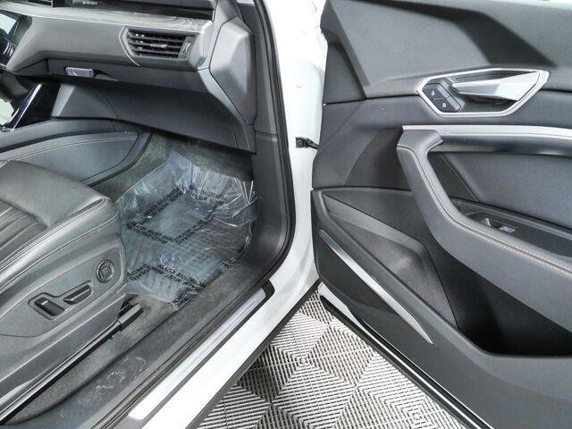 Used 2023 Audi e-tron Premium Plus w/ Premium Plus Package AWD/4WD image 28