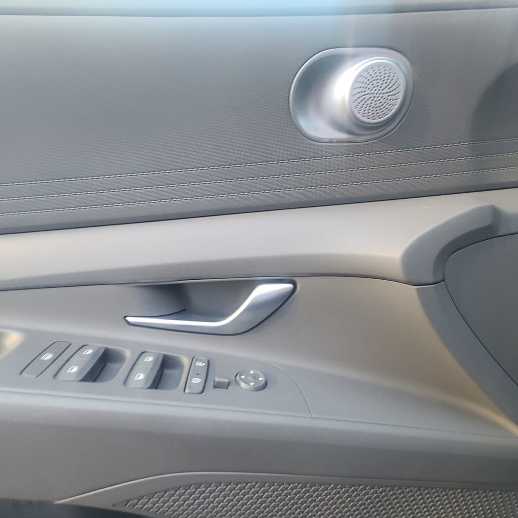 Used 2023 Hyundai Elantra SEL image 12