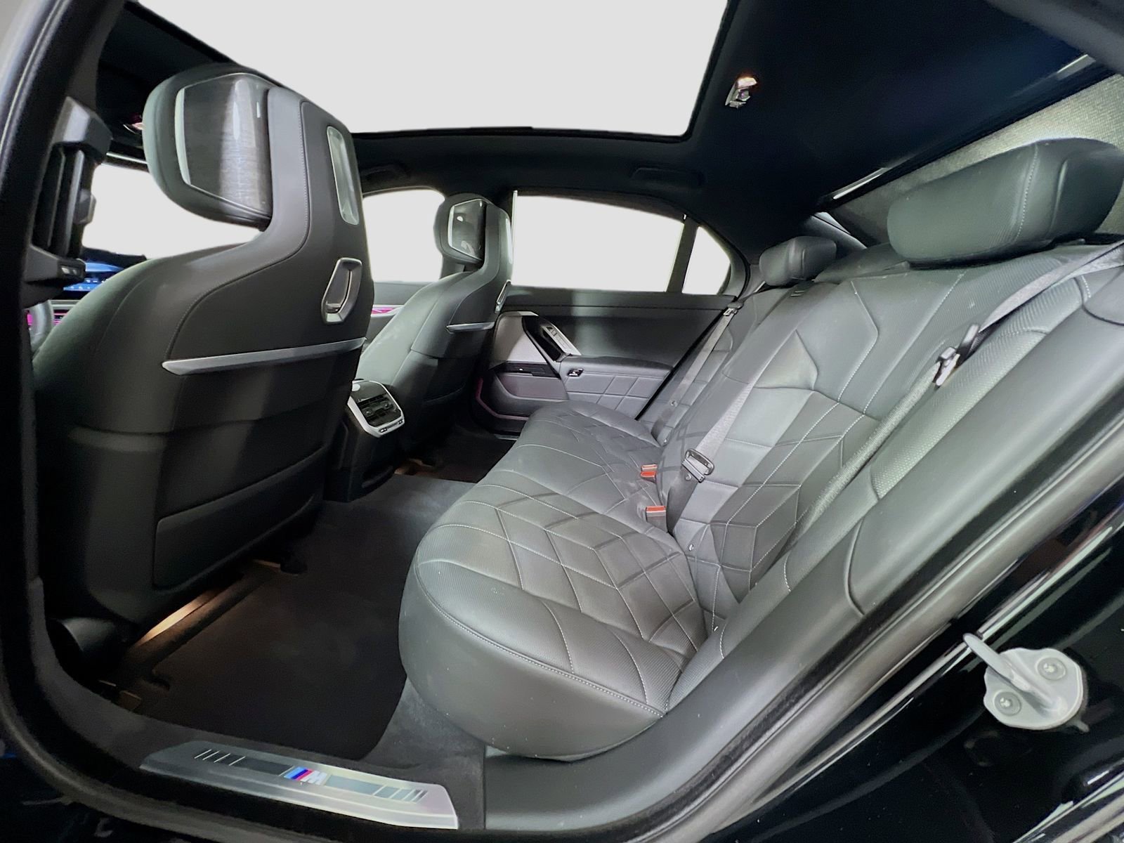 Used 2025 BMW 740i xDrive image 25