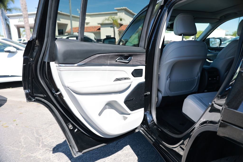 Used 2022 Jeep Grand Cherokee Overland AWD/4WD image 37