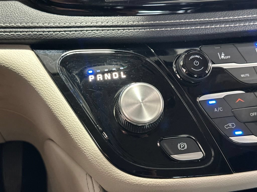 Used 2023 Chrysler Pacifica Limited FWD image 50