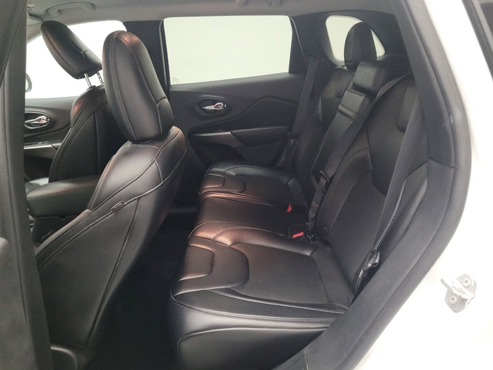 Used 2019 Jeep Cherokee Latitude Plus w/ Comfort/Convenience Group image 18