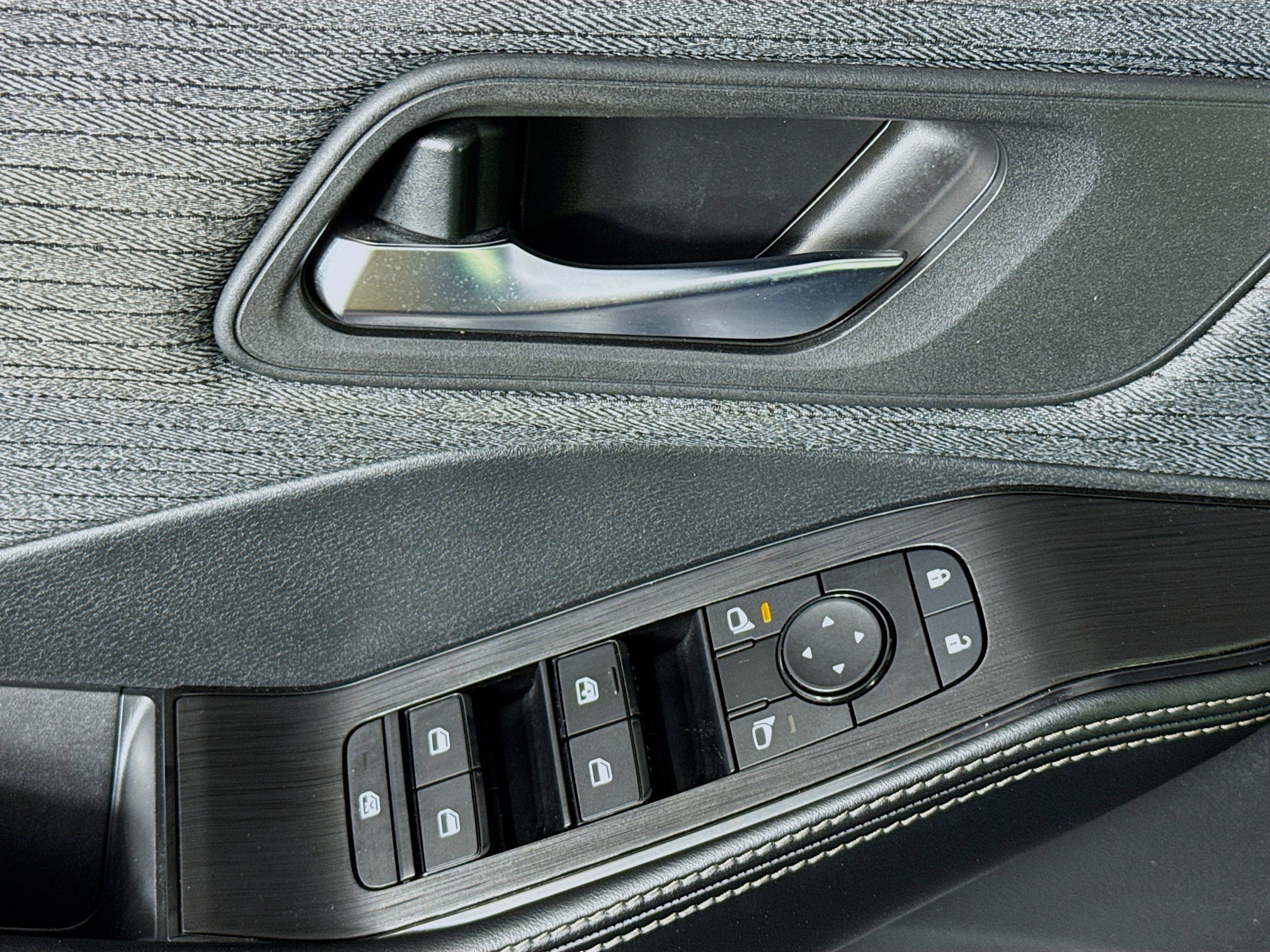 Used 2023 Nissan Rogue SV FWD image 23