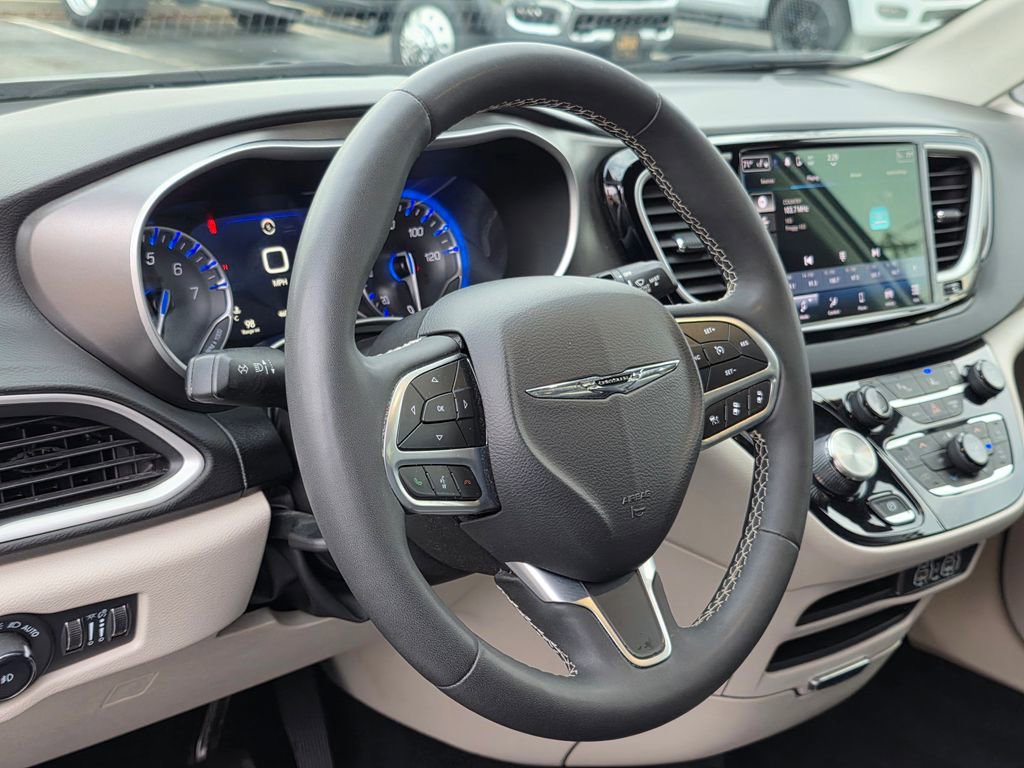 Used 2024 Chrysler Pacifica Touring-L image 11