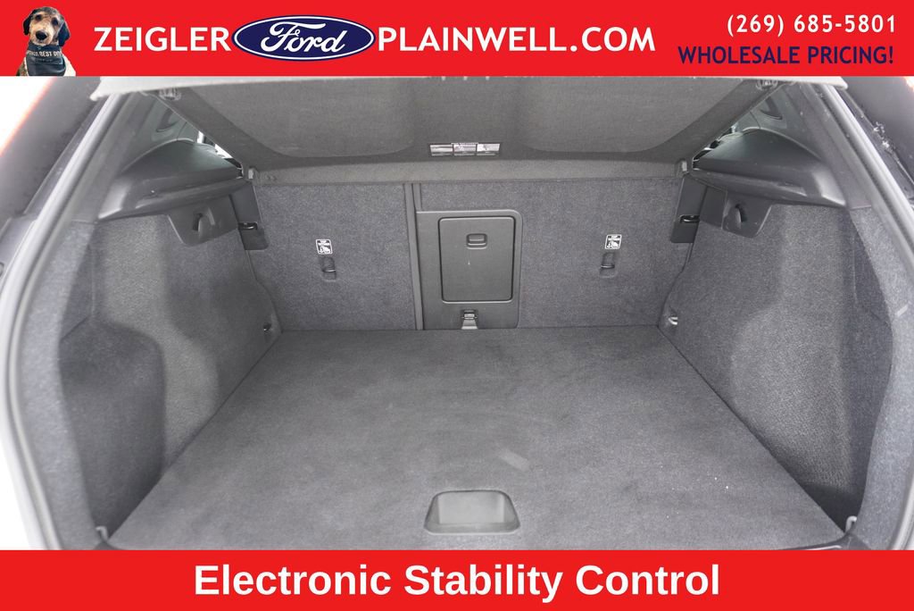 Used 2024 Volvo XC40 B5 Core image 10