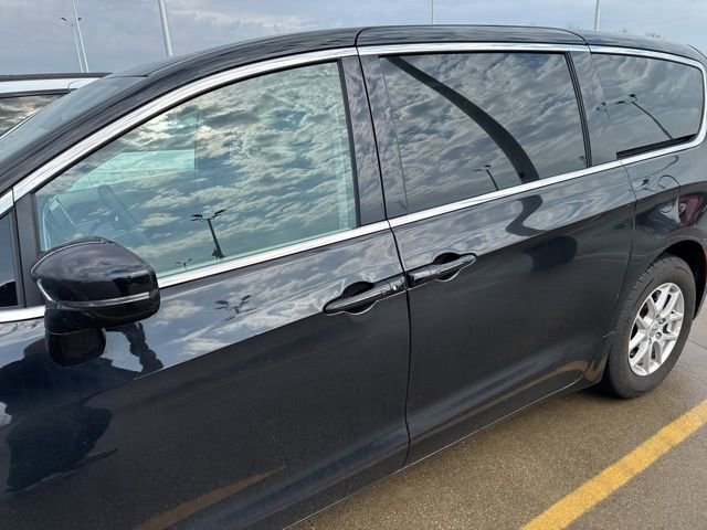 Used 2024 Chrysler Pacifica Touring-L image 32