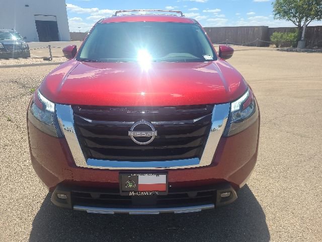 Used 2025 Nissan Pathfinder SL FWD image 3
