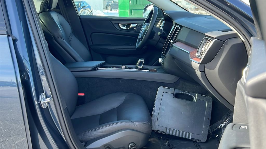 Used 2024 Volvo V60 B5 Cross Country Plus image 12