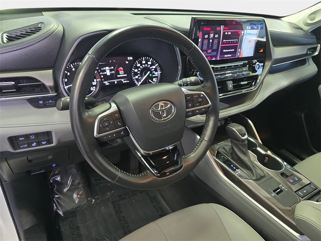 Used 2021 Toyota Highlander Limited image 16
