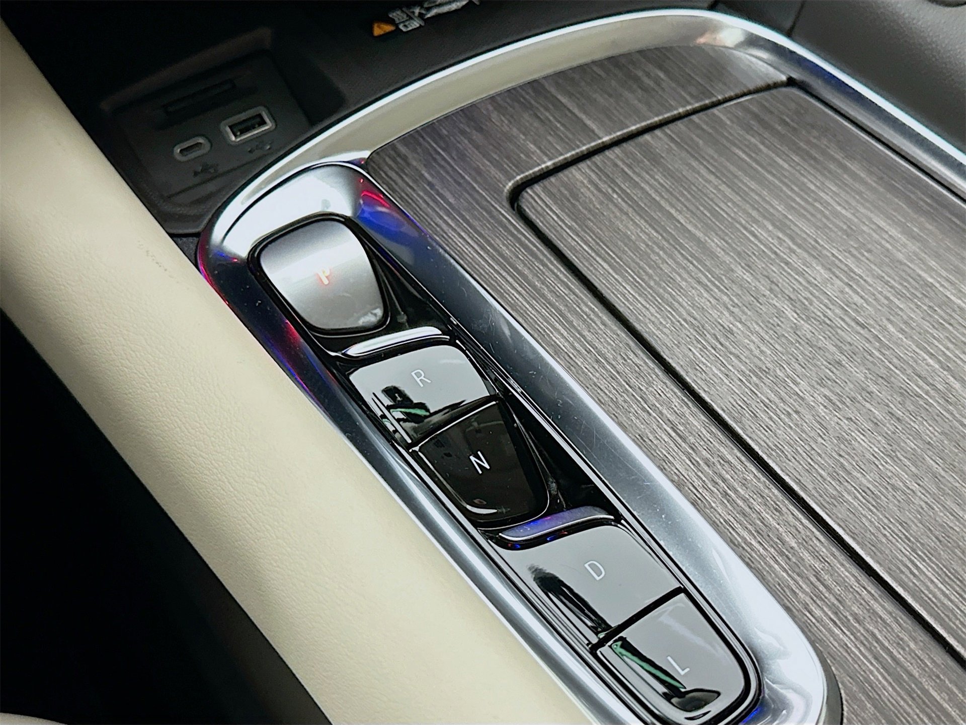 Used 2024 Buick Enclave Avenir w/ Avenir Technology Package image 18