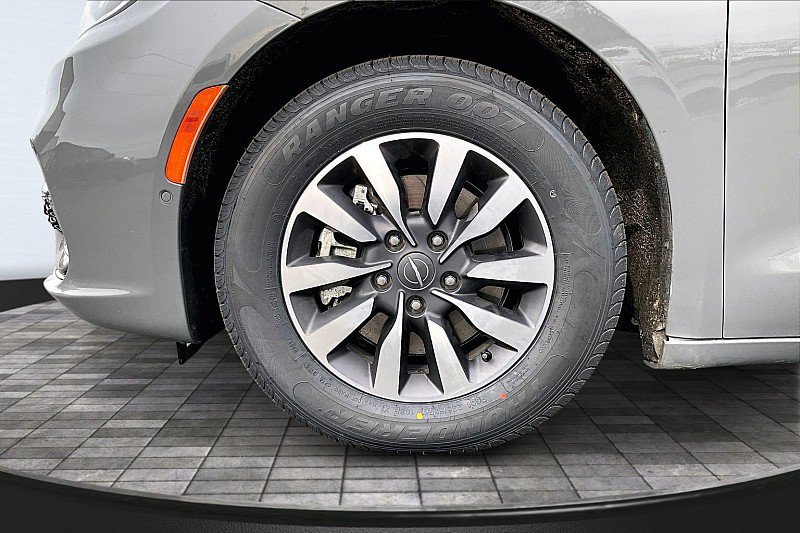 Used 2022 Chrysler Pacifica Touring-L w/ Uconnect Theater Family Group image 9