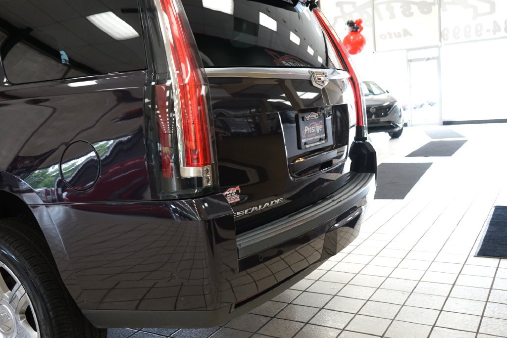 Used 2018 Cadillac Escalade Luxury AWD/4WD image 19