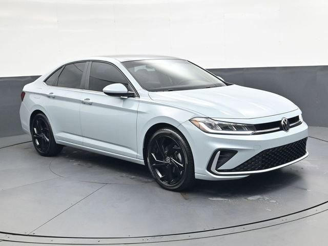 Used 2025 Volkswagen Jetta SE image 2