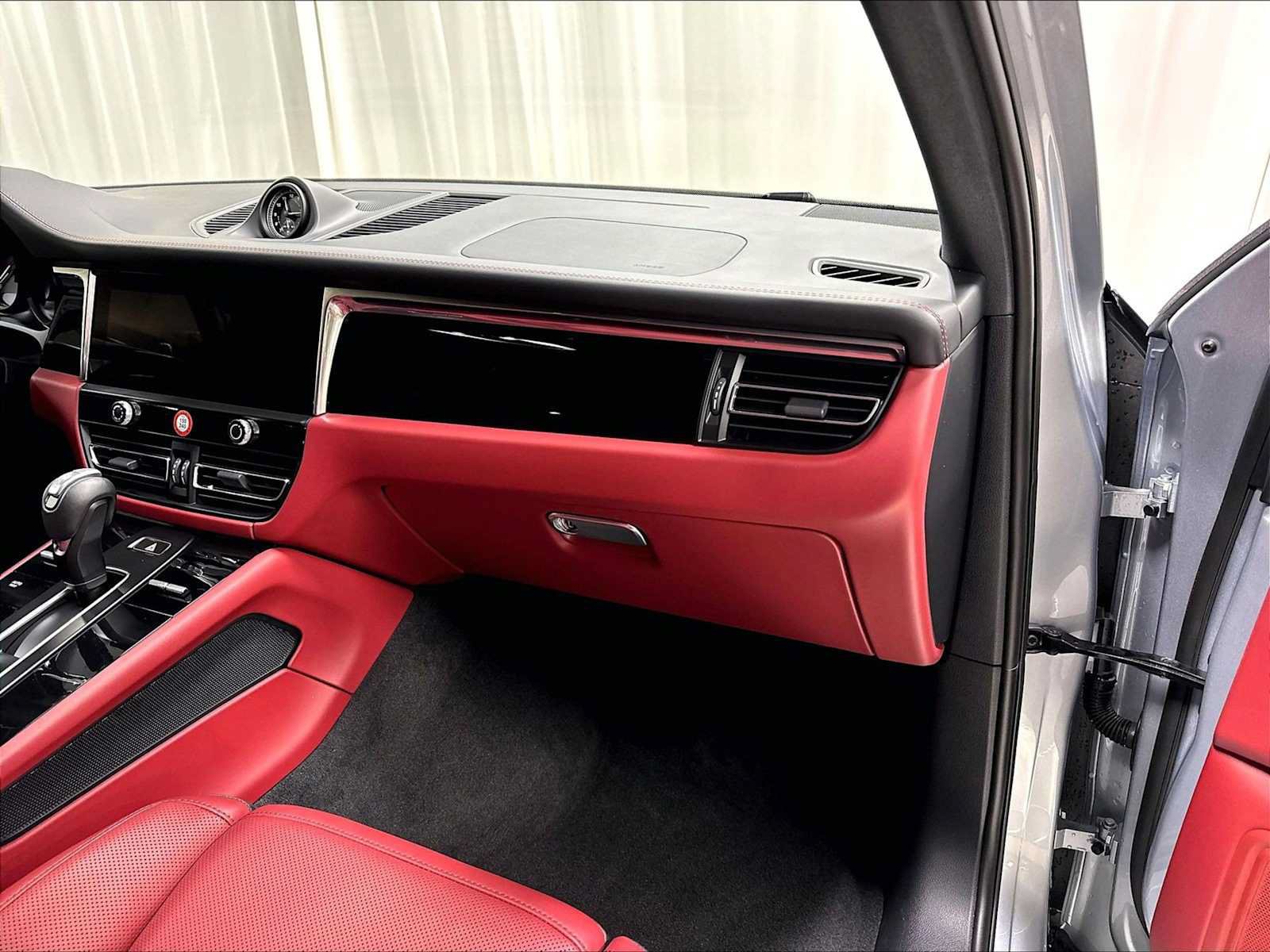 Used 2026 Porsche Macan AWD/4WD image 27