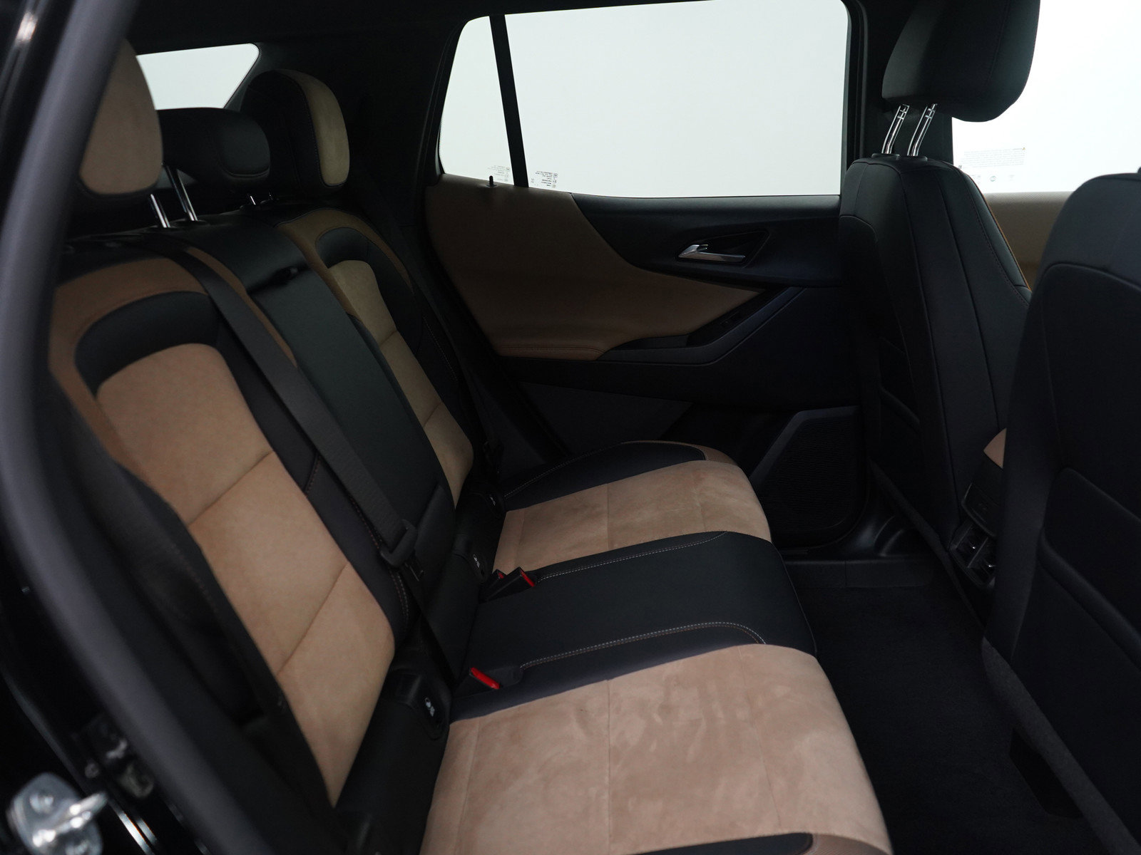 Used 2025 Chevrolet Equinox ACTIV image 11