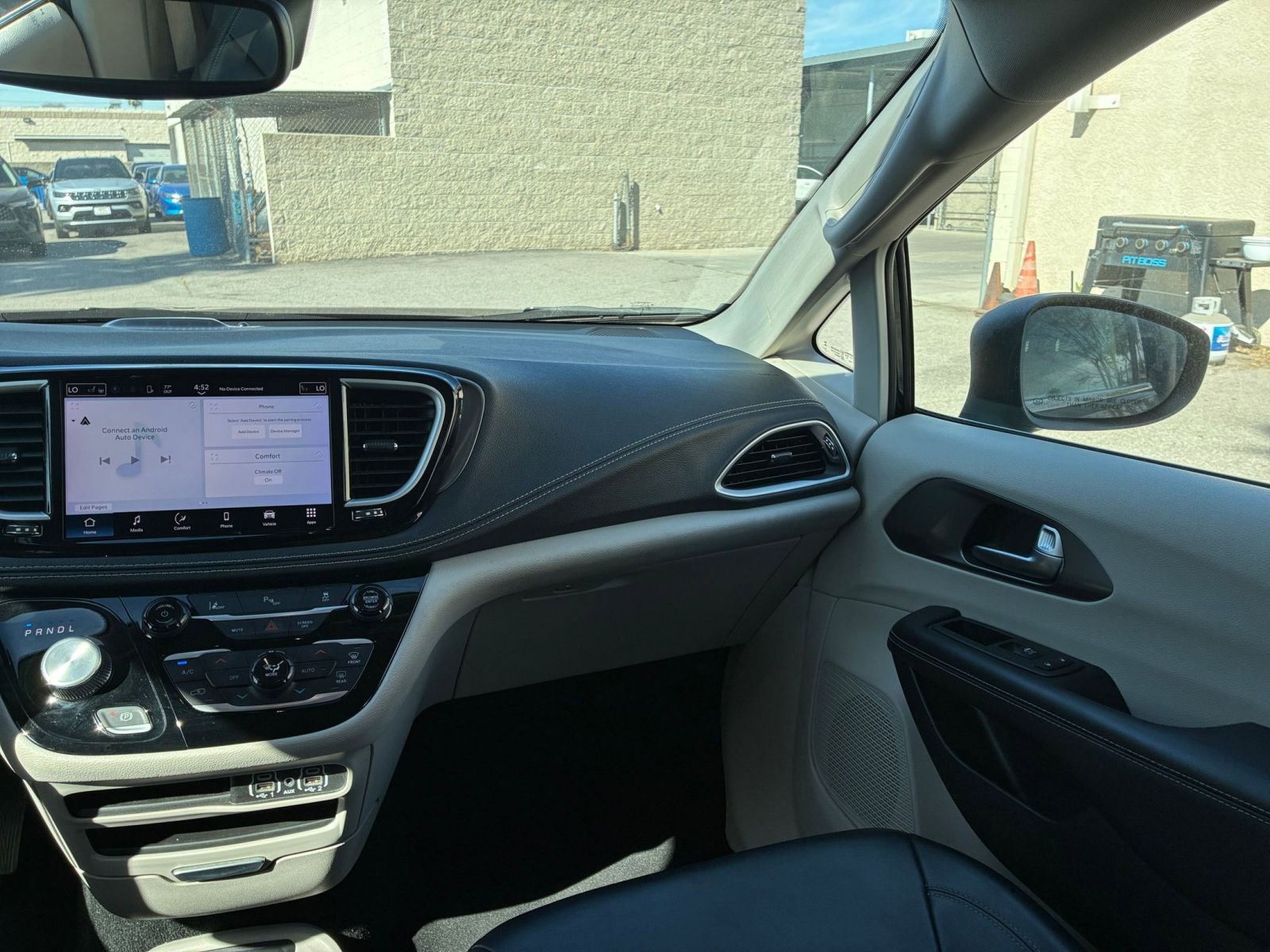 Used 2023 Chrysler Pacifica Touring-L image 38