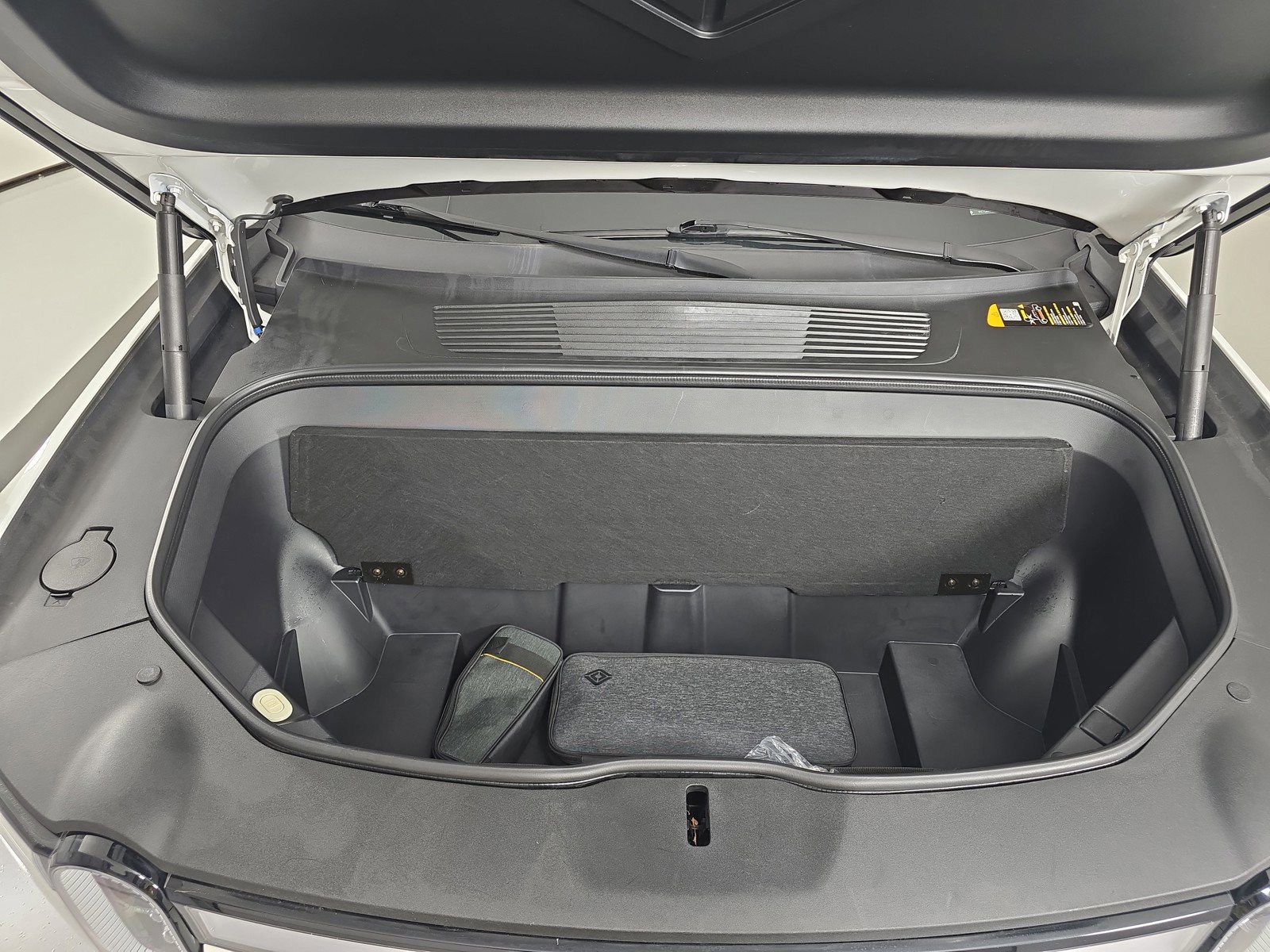 Used 2023 Rivian R1T Adventure image 14