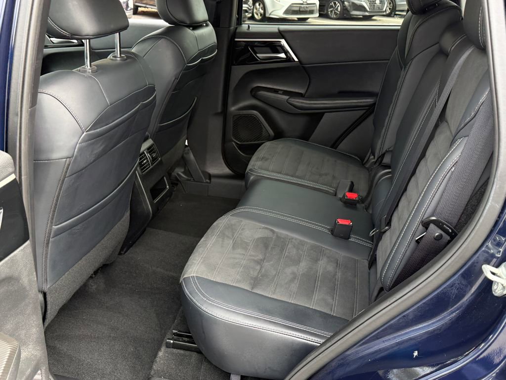 Used 2024 Mitsubishi Outlander SE image 16