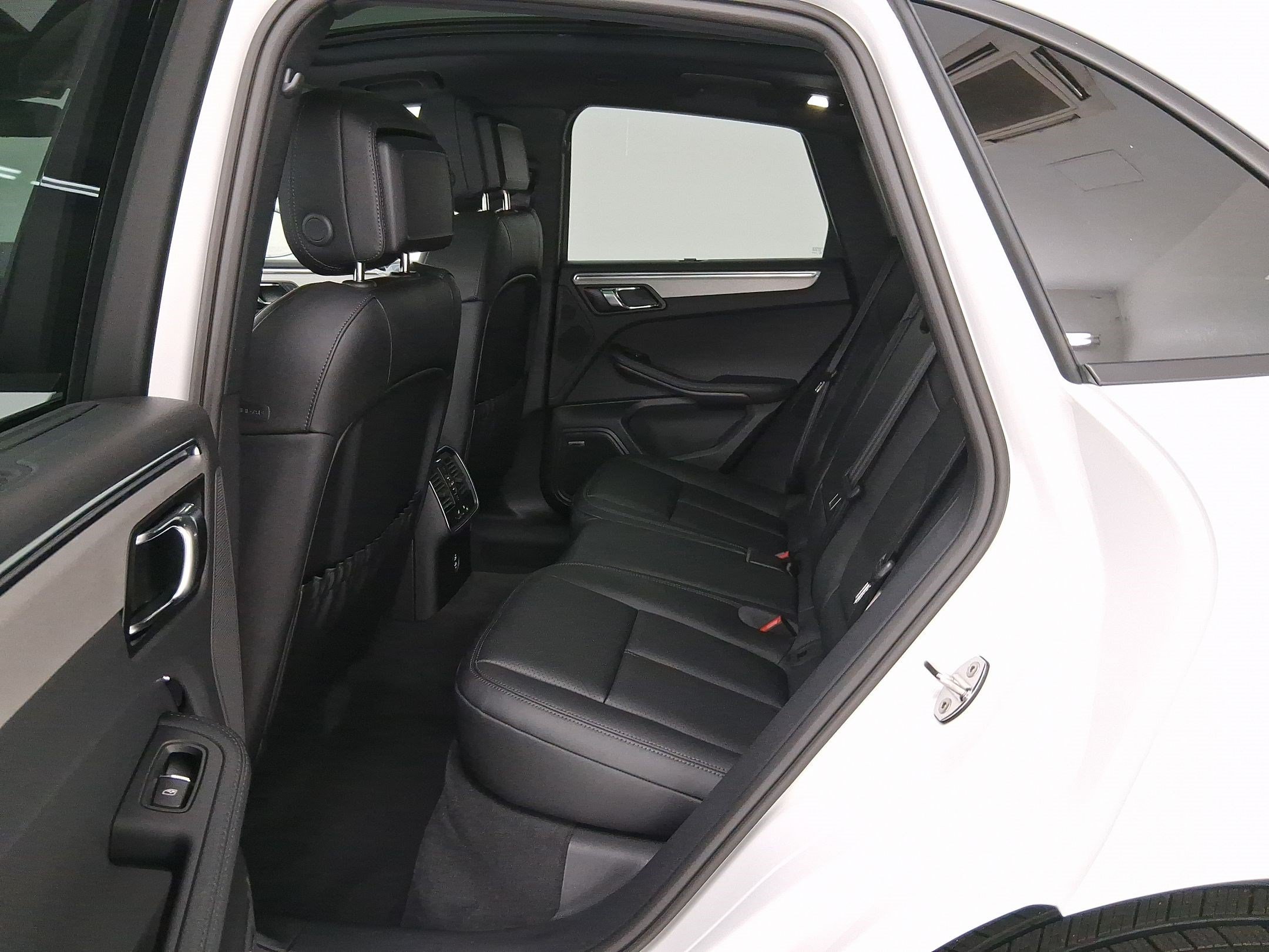 Used 2026 Porsche Macan AWD/4WD image 13