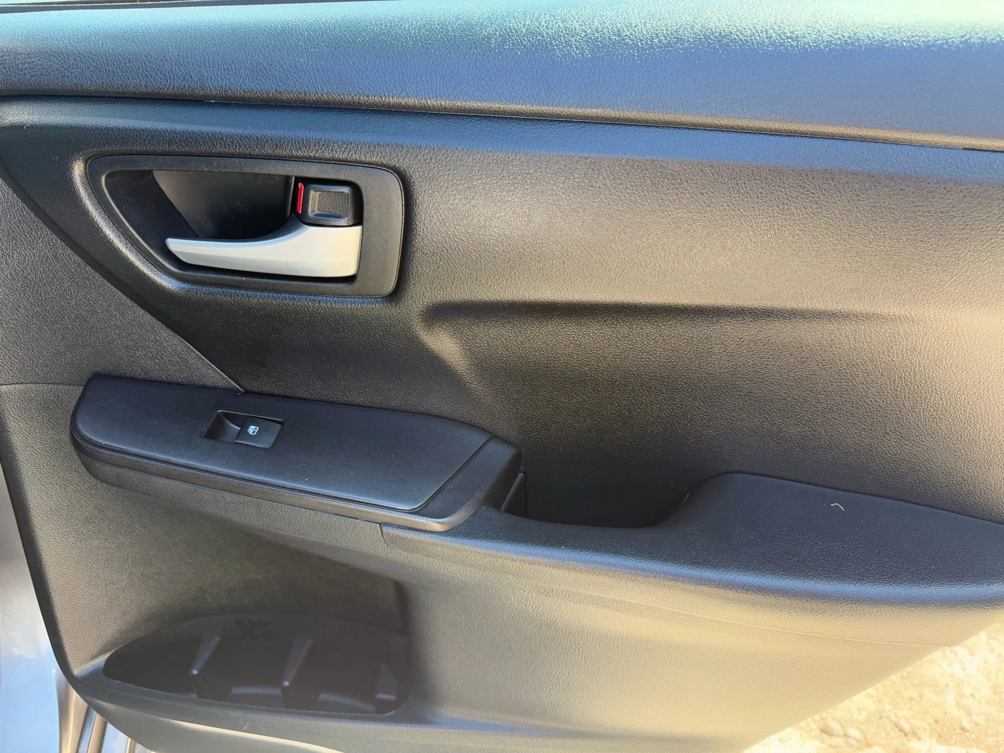 Used 2016 Toyota Camry SE image 19