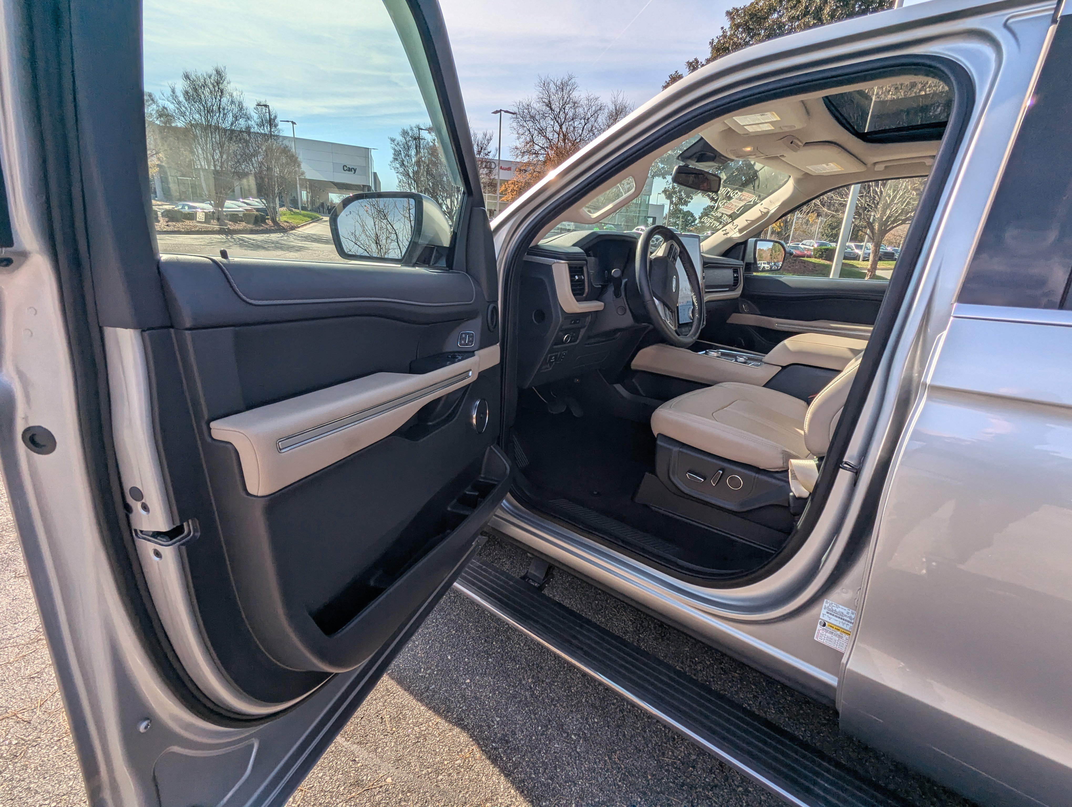 Used 2024 Ford Expedition Limited image 8