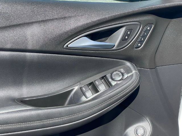 Used 2022 Buick Encore GX Essence image 11