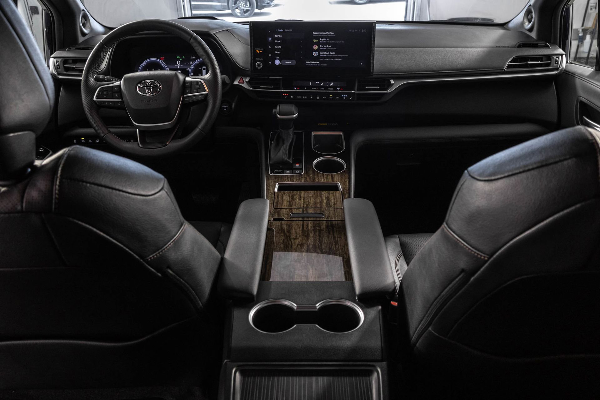 Used 2025 Toyota Sienna Platinum AWD/4WD image 23