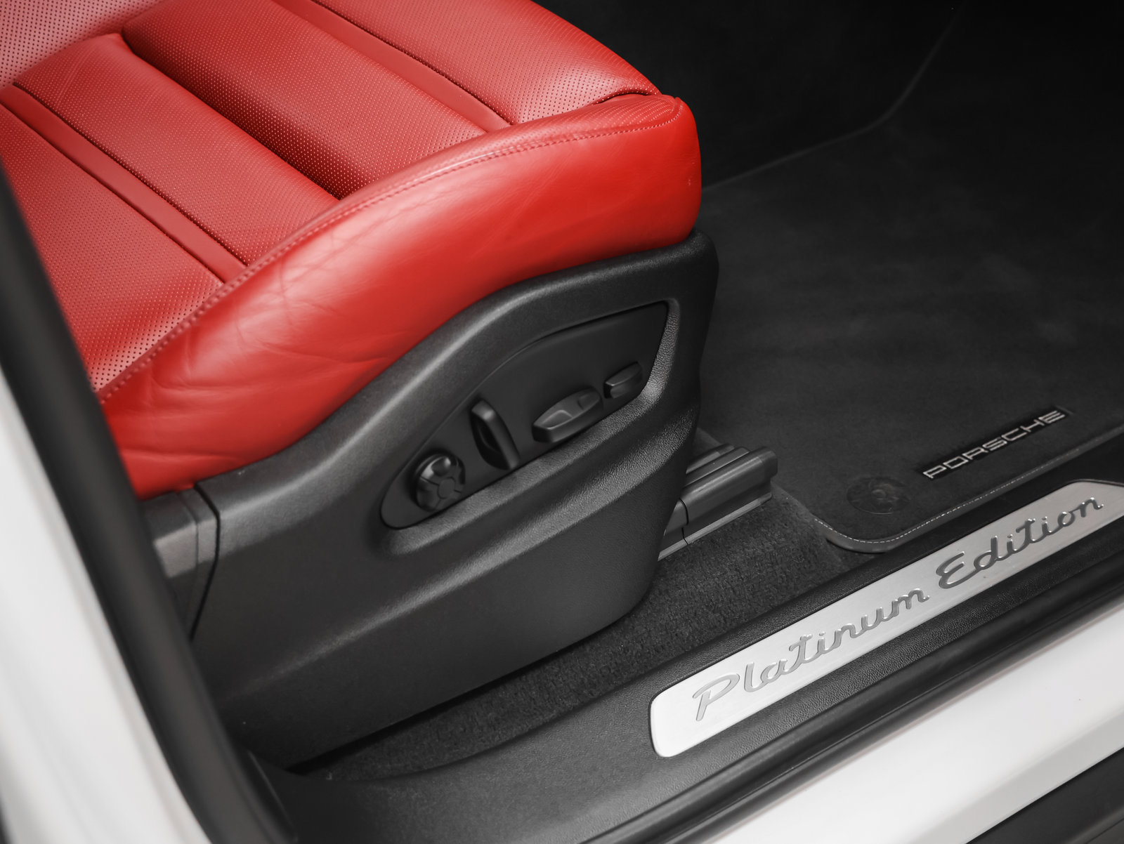 Certified 2023 Porsche Cayenne S Platinum AWD/4WD image 18