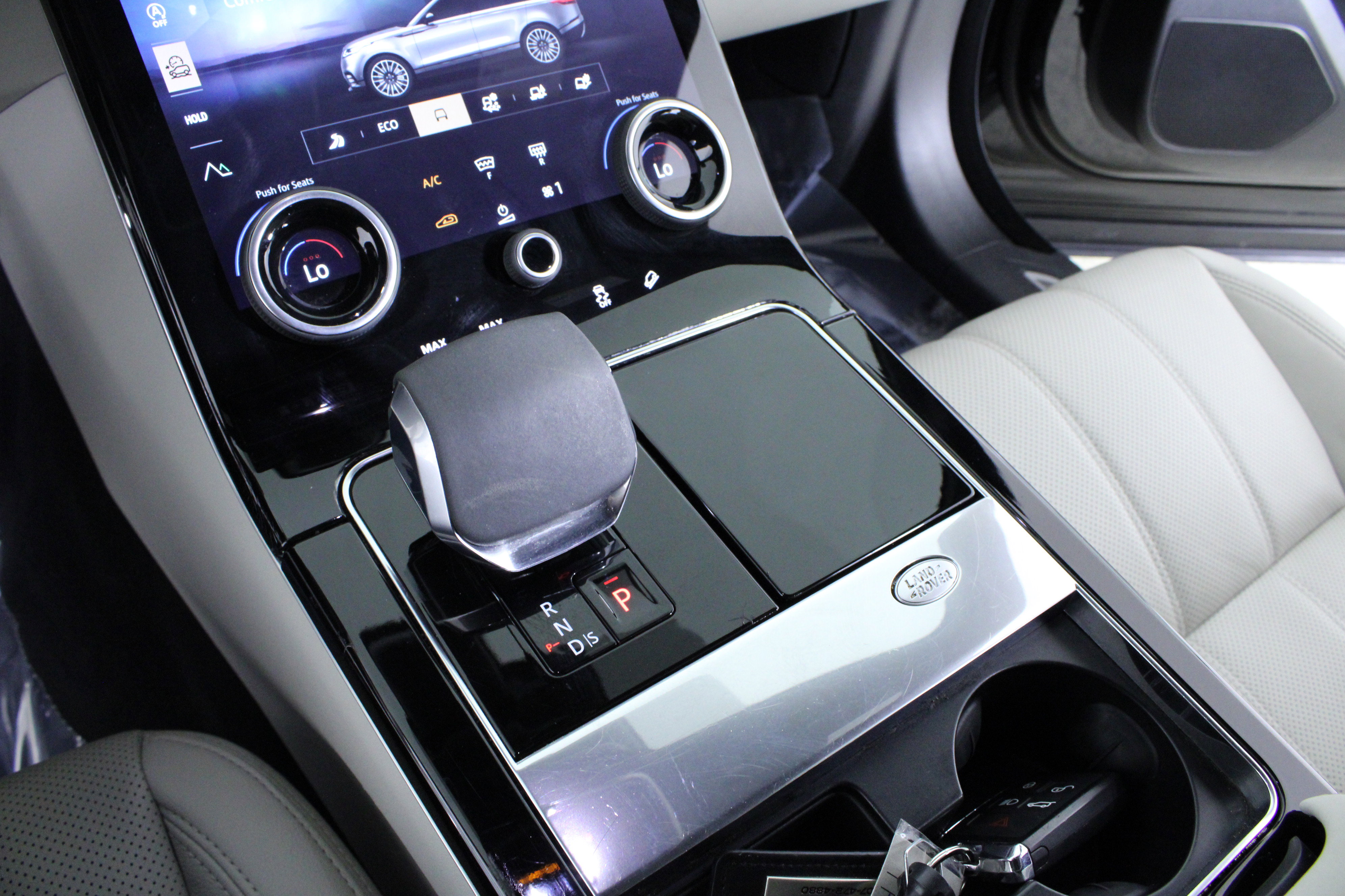 Used 2023 Land Rover Range Rover Velar R-Dynamic S image 30