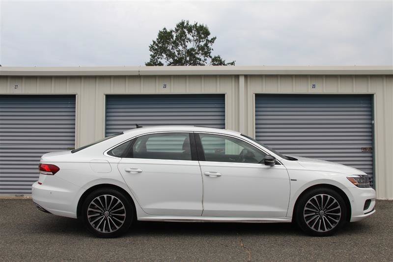 Used 2022 Volkswagen Passat 2.0T FWD image 9