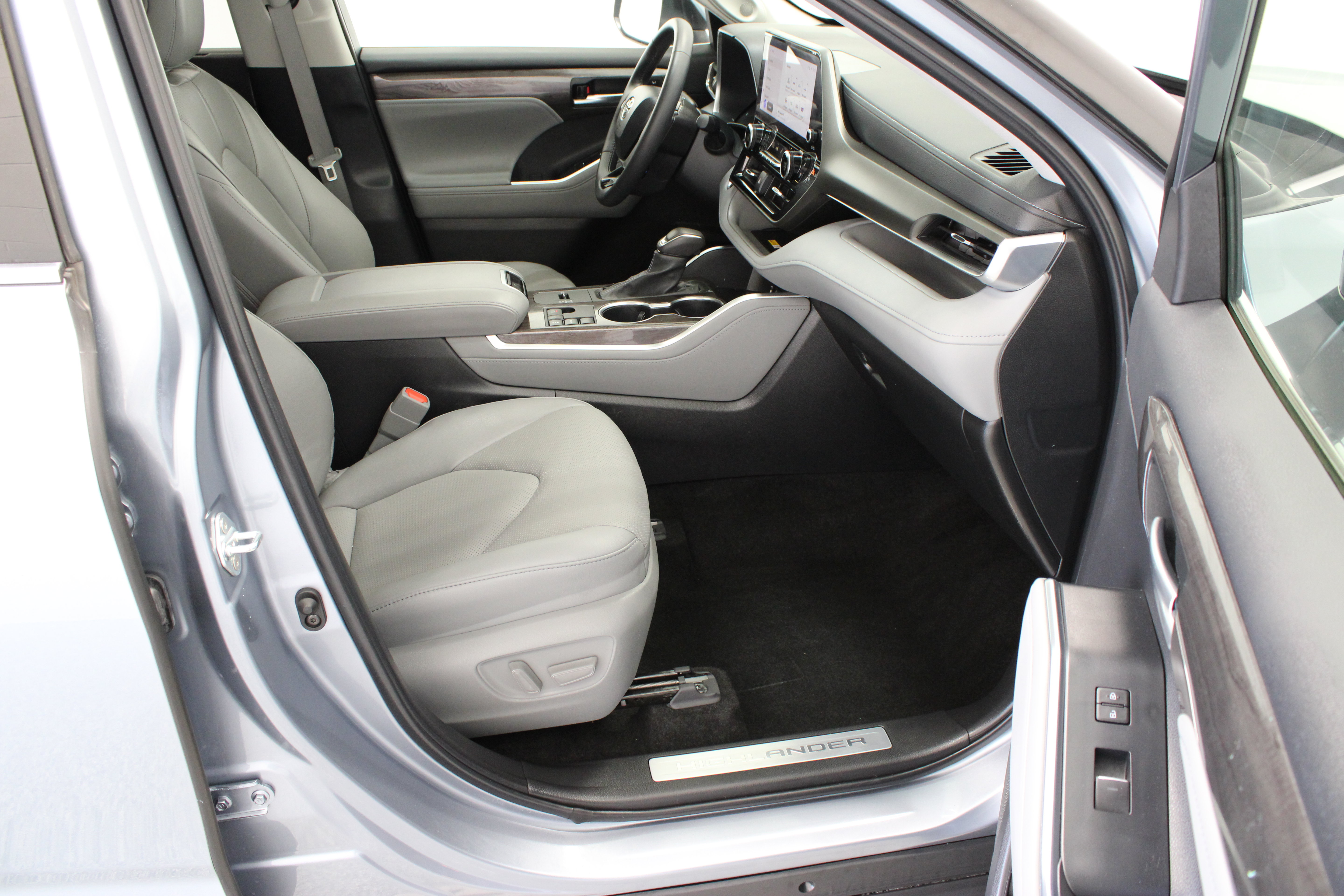 Used 2024 Toyota Highlander Limited FWD image 41