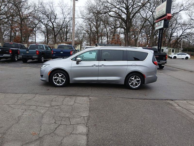 Used 2018 Chrysler Pacifica Limited image 3