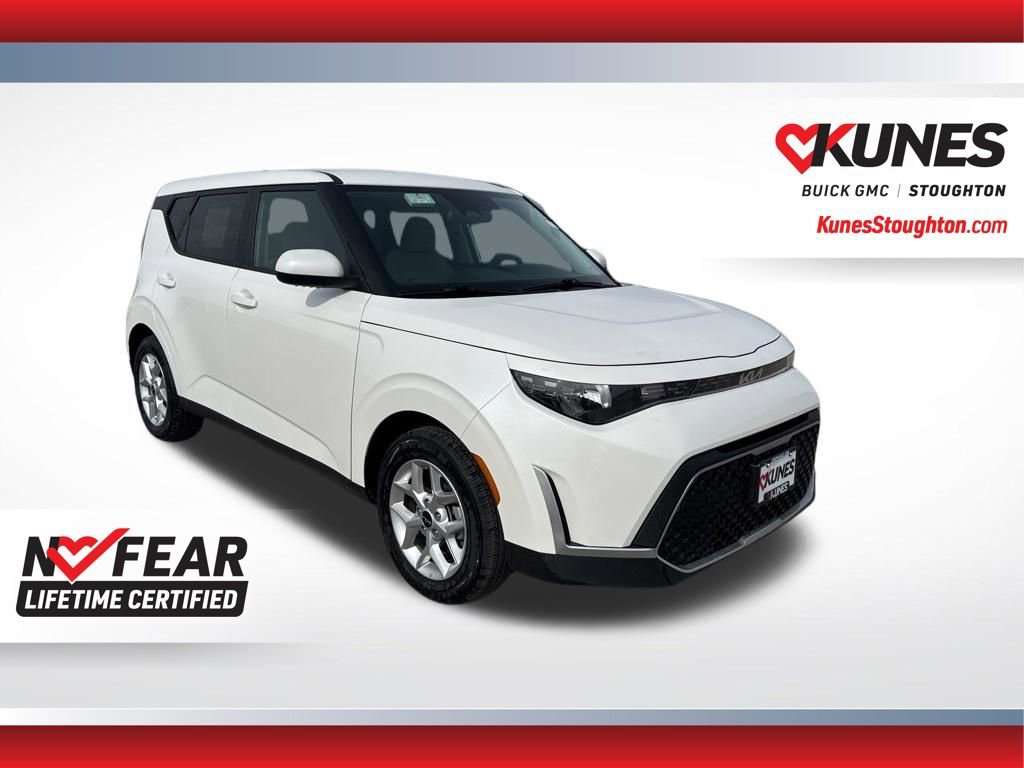 Used 2025 Kia Soul LX image 3