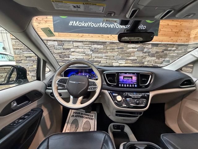 Used 2017 Chrysler Pacifica Limited w/ UConnect Theater Package FWD image 19