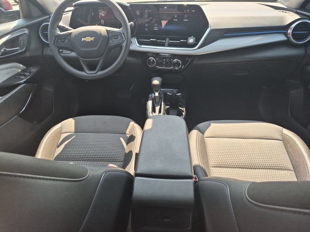 Used 2025 Chevrolet Trax LT FWD image 13