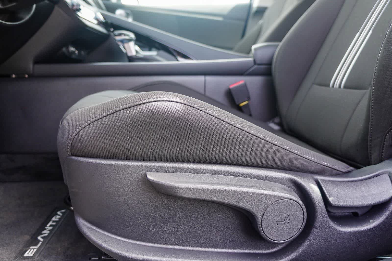 Certified 2025 Hyundai Elantra SEL FWD image 28