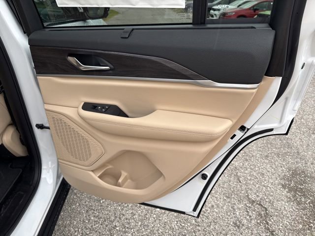 New 2025 Jeep Grand Cherokee Limited w/ Luxury Tech Group II AWD/4WD image 24