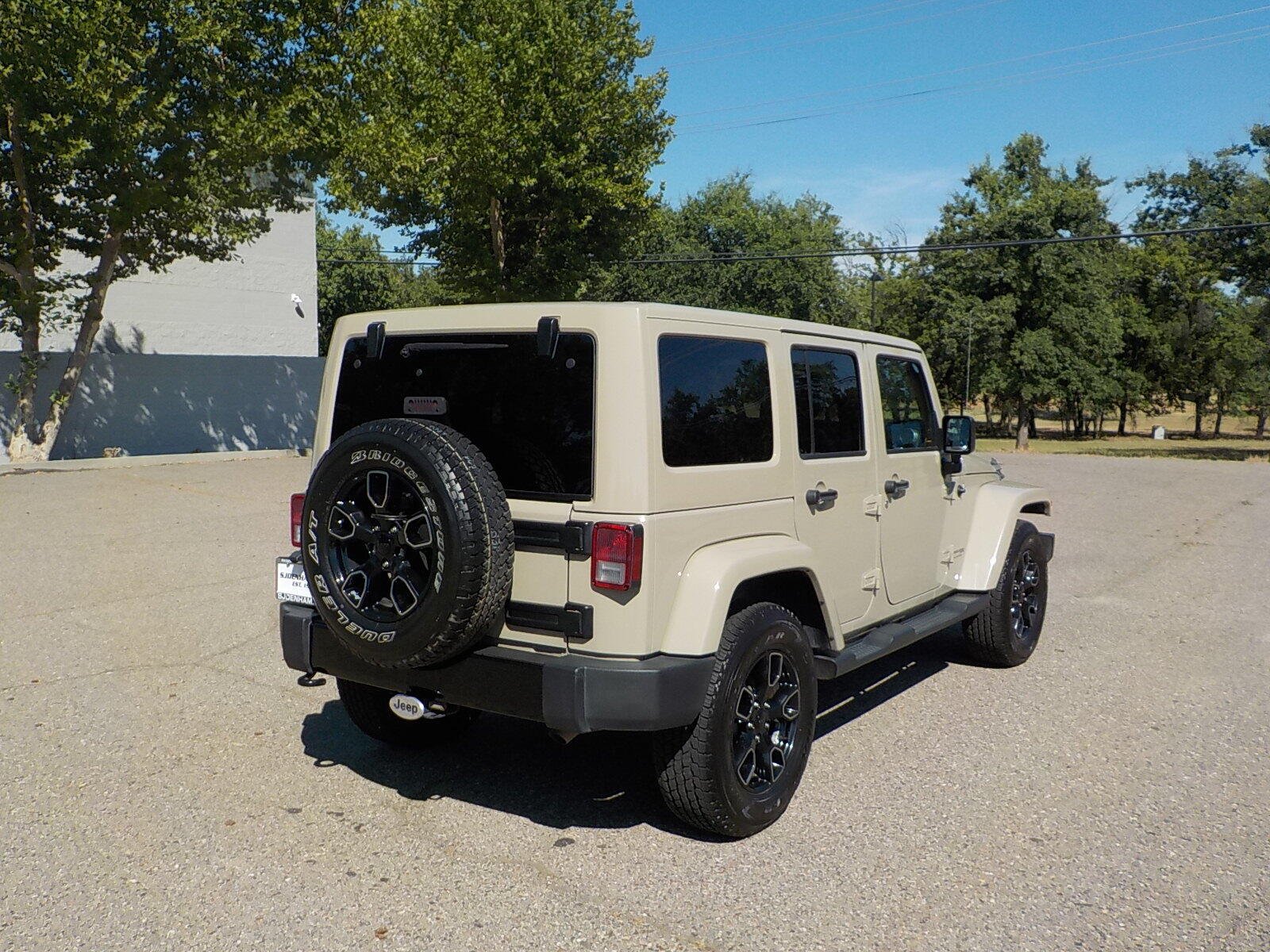 Used 2018 Jeep Wrangler Unlimited Sahara AWD/4WD image 8