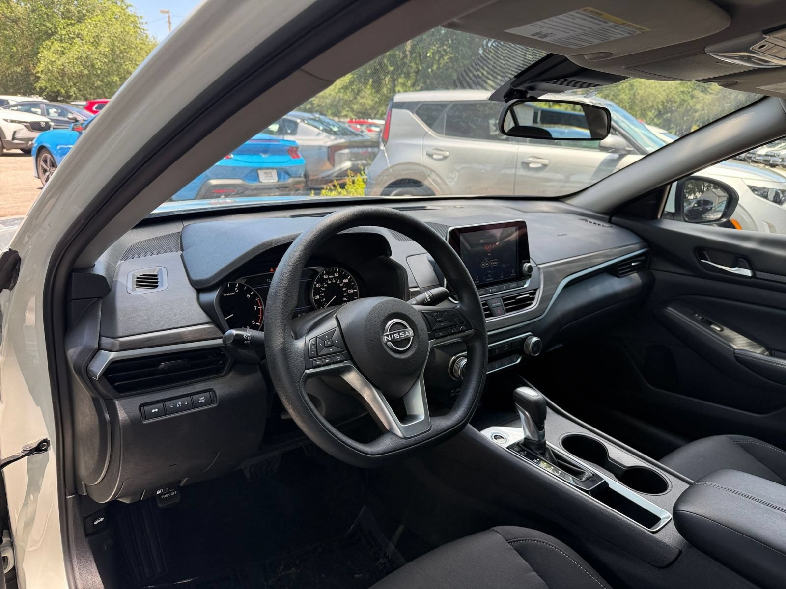 Used 2025 Nissan Altima 2.5 SV FWD image 31