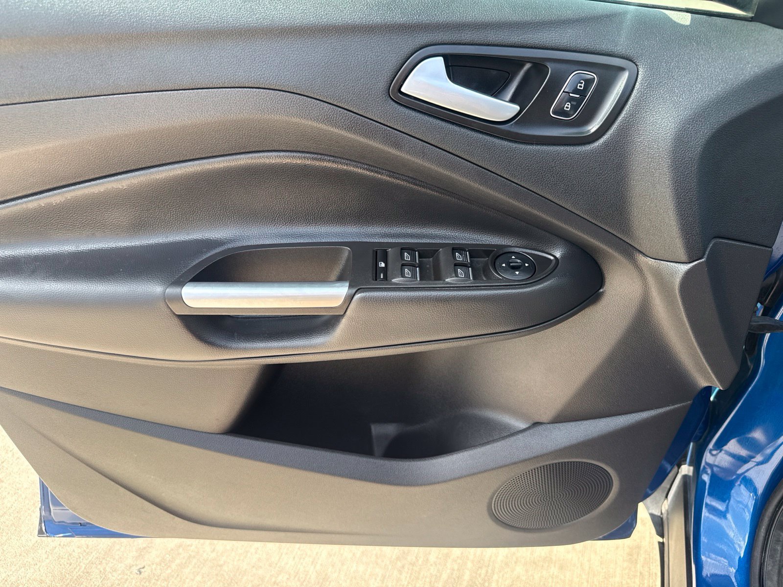 Used 2017 Ford Escape SE w/ Equipment Group 201A FWD image 9