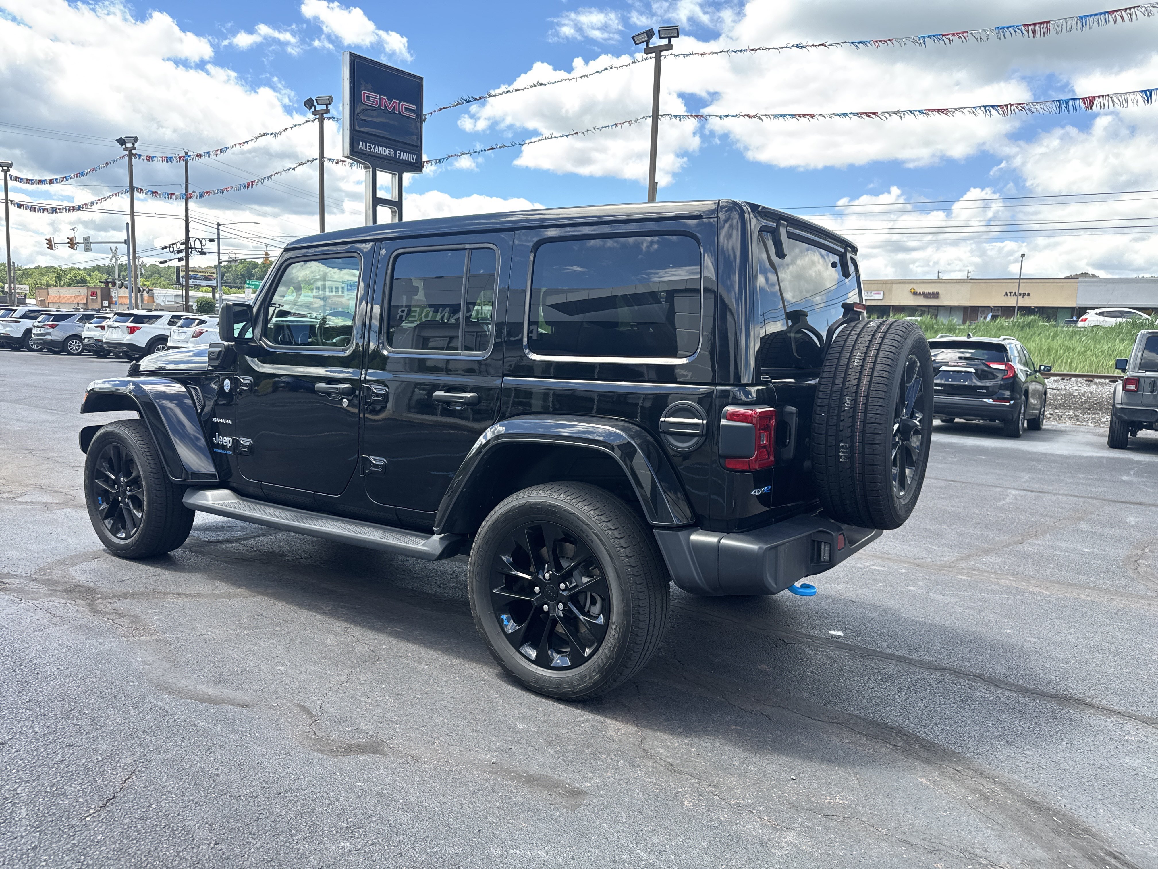 Used 2023 Jeep Wrangler Unlimited Sahara w/ Cold Weather Group AWD/4WD image 6