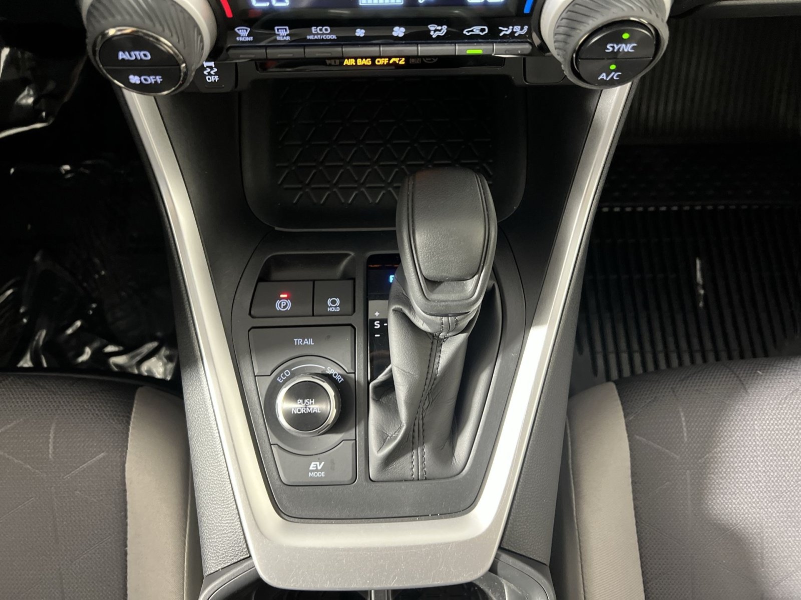 Used 2025 Toyota RAV4 XLE AWD/4WD image 21