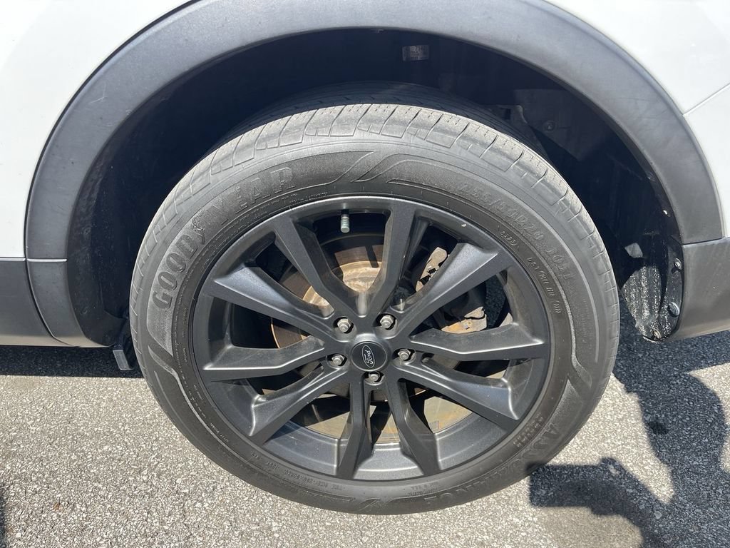 Used 2017 Ford Explorer XLT w/ Equipment Group 202A FWD image 2
