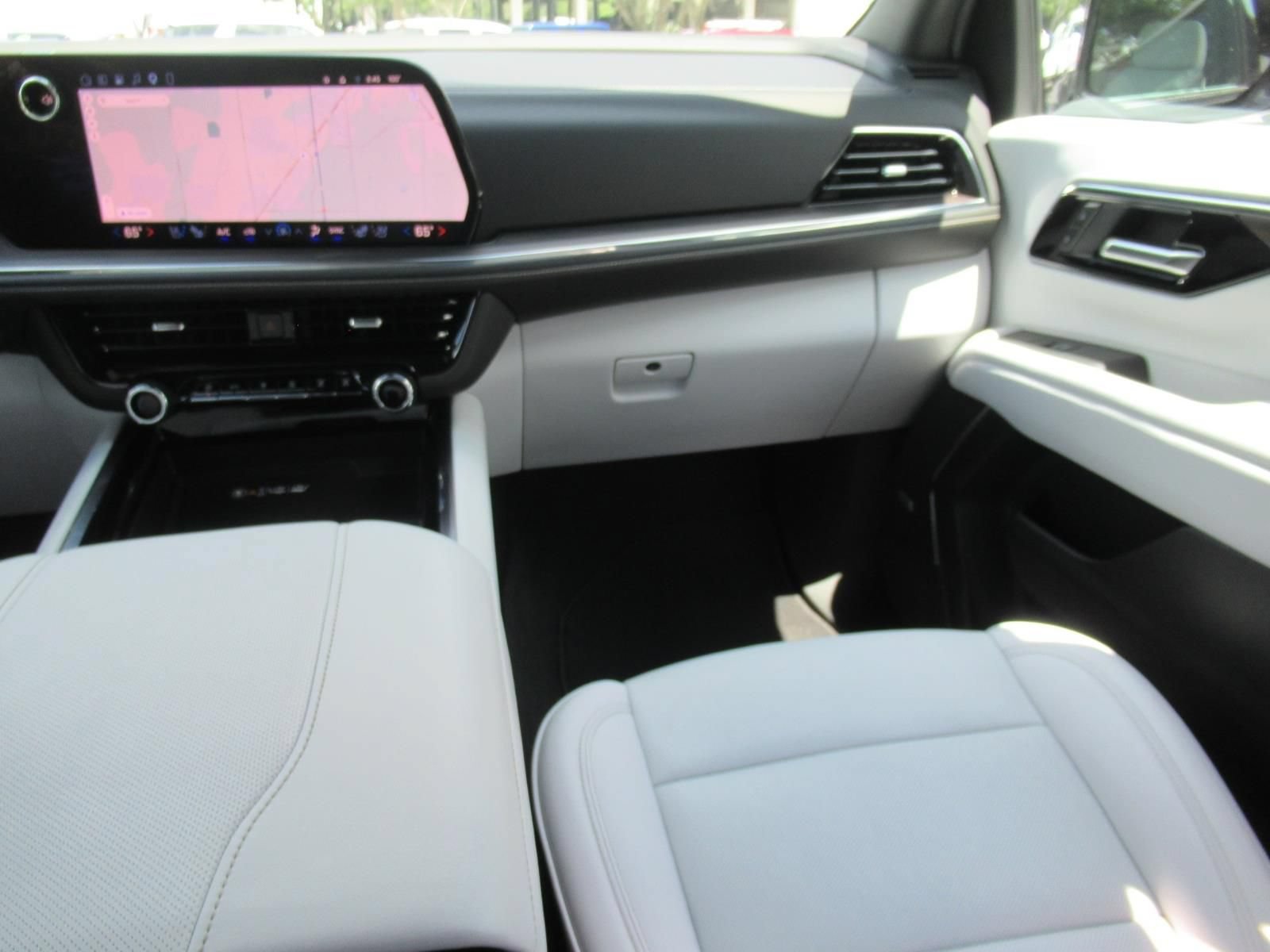 Used 2026 Chevrolet Suburban Premier AWD/4WD image 14