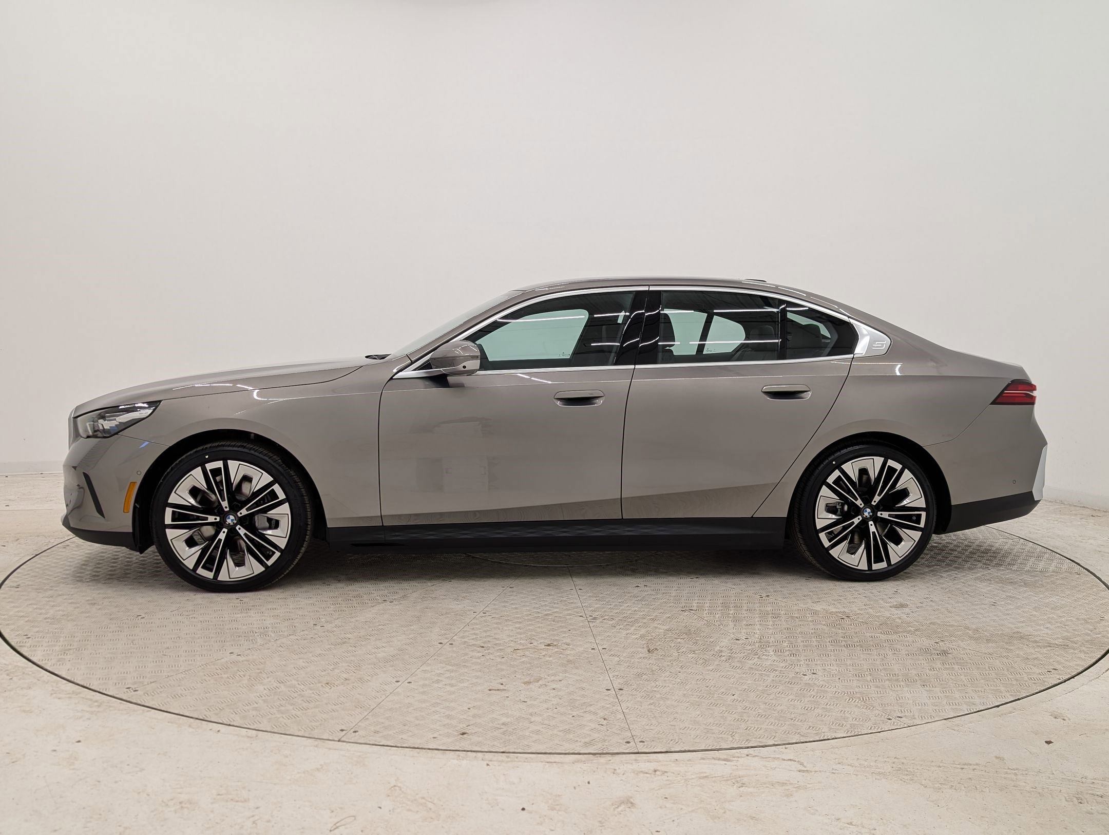 New 2026 BMW i5 eDrive40 w/ Premium Package RWD image 2